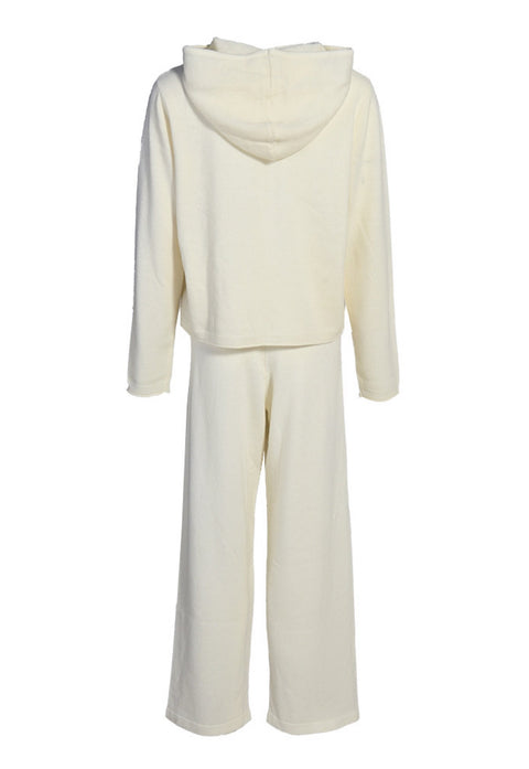 Soft and warm craie cashmere set, ideal for layering with a relaxed silhouette that balances comfort and sophistication.